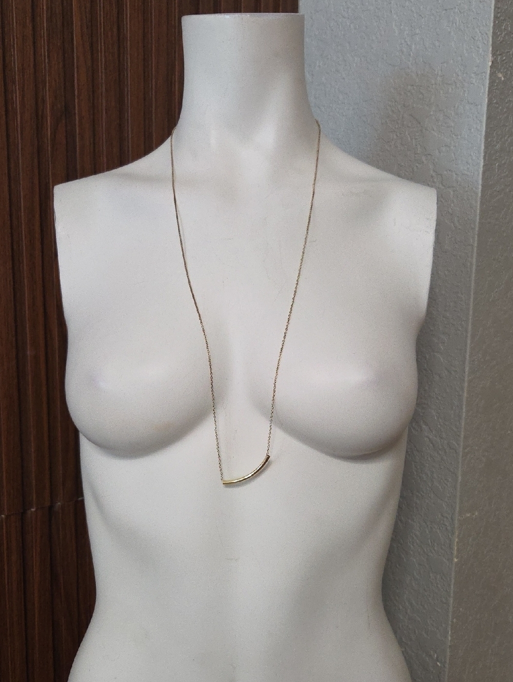 Minimal Curved Bar Pendant Necklace in Gold
